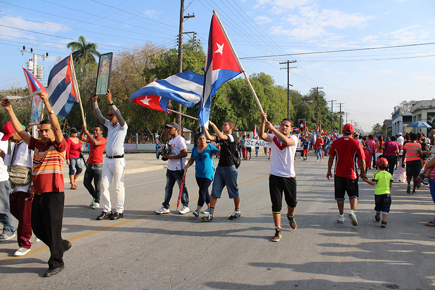Los jóvenes portando la bandera de la estrella solitaria // Foto Marlene Herrera