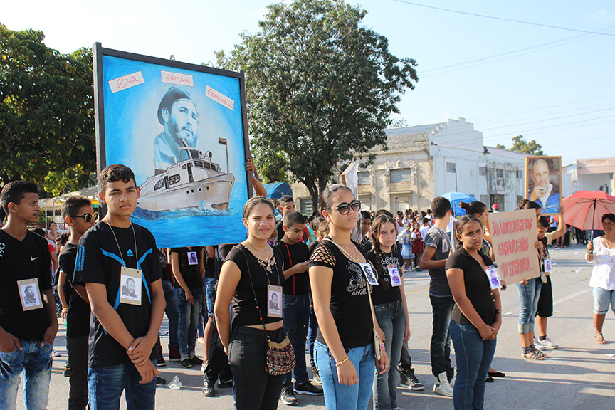 Presente el homenaje a Fidel en el desfile martiano // Foto Marlene Herrera