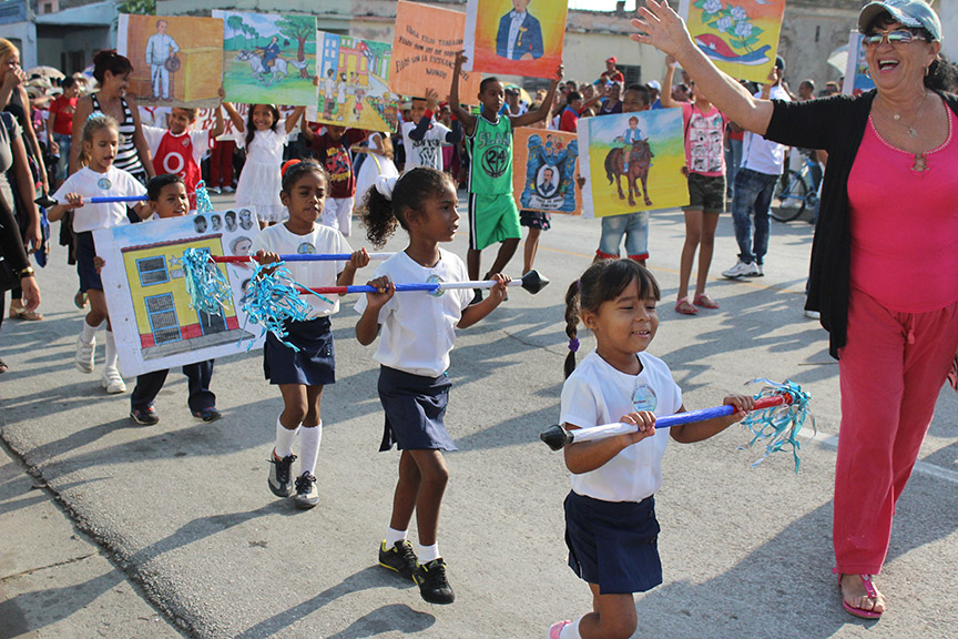 Pequeñas de preescolar en el desfile martiano // Foto Marlene Herrera