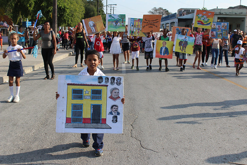 Pequeños de preescolar en el desfile martiano // Foto Marlene Herrera