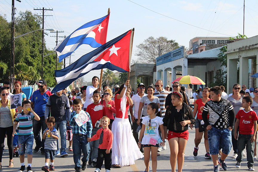 El desfile concluyó con los instructores de arte de la Brigada José Martí // Foto Marlene Herrera