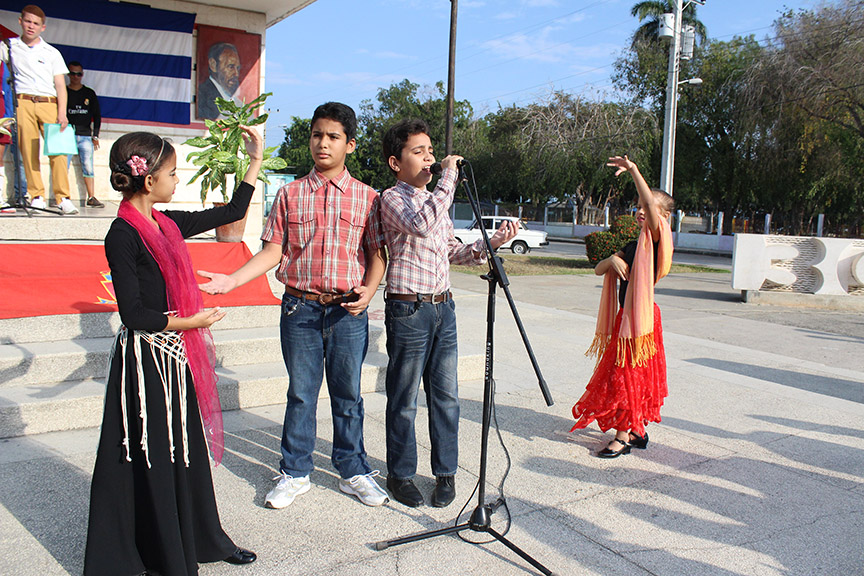 Poesías, danzas y canciones en el homenaje al Maestro // Foto Marlene Herrera