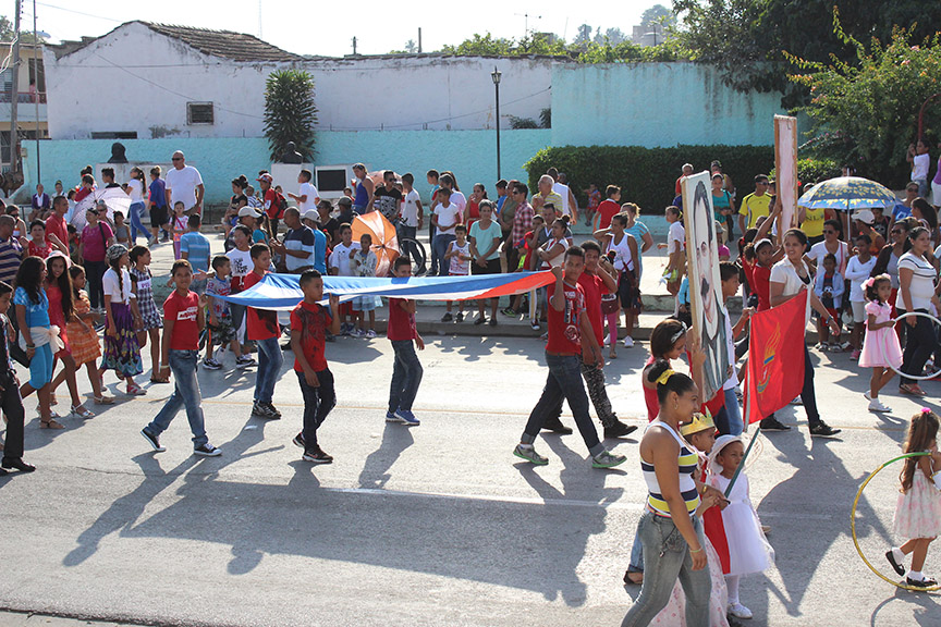 Los jóvenes portando la bandera de la estrella solitaria // Foto Marlene Herrera