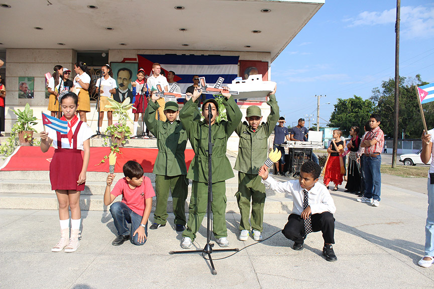 Los niños dramatizaron poemas dedicados a Martí y Fidel // Foto Marlene Herrera