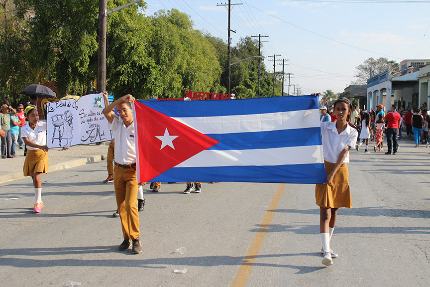 Pioneros de las escuelas secundarias básicas en el desfile martiano // Foto Marlene Herrera