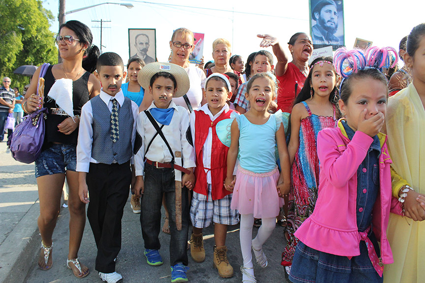 Personajes de la Edad de Oro desfilaron en homenaje a Martí // Foto Marlene Herrera