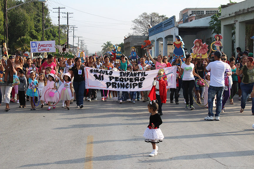 Colorido el desfile martiano // Foto Marlene Herrera