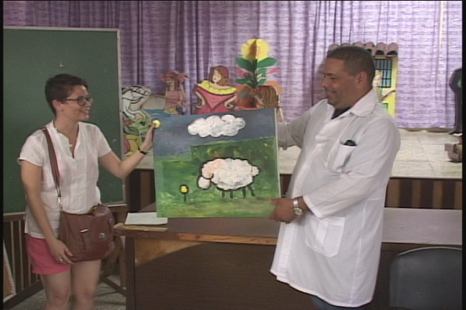 La estudiante de medicina y pintora Katerine de la Paz Herrera regaló un cuadro a la institución médica // Foto Golfovisión TV