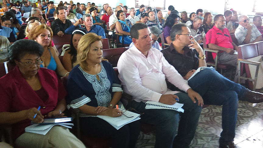 Presentes Elba Rosa Pérez Montoya, titular del Ministerio de Ciencia Tecnología y Medio Ambiente en nuestro país (CITMA) y diputada al parlamento cubano por Manzanillo, Calixto Santieteban, primer secretario del PCC en Manzanillo y otros dirigentes // Foto Eliexer Peláez