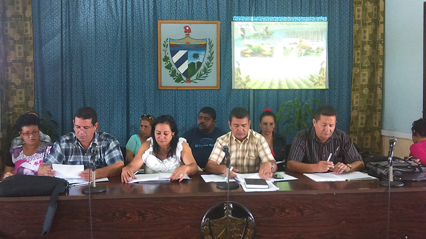 L máxima dirección del Partido y el Gobierno en Manzanillo presiden junto a la presidenta de la Asociación Nacional de Agricultores Pequeños (ANAP) en Granma, la reunión de los campesinos manzanilleros // Foto Eliexer Peláez