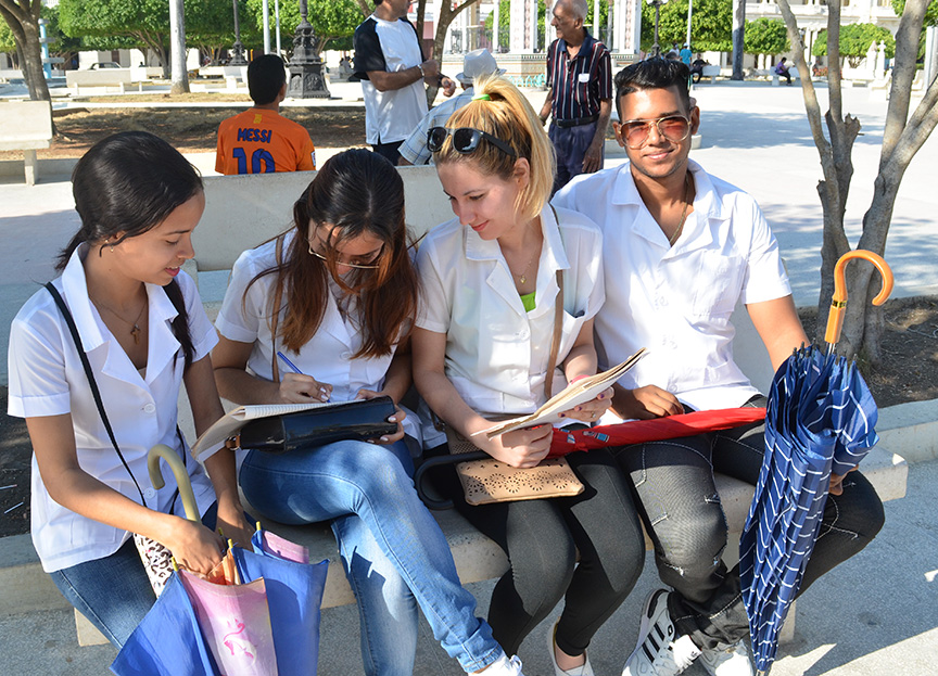 Estudiantes de primer año de Estomatología de la Facultad de Ciencias Médicas Celia Sánchez se praparan para realizar visitas a las viviendas del área corresponmdiente a la Policlínica 1 // Foto Marlene Herrera