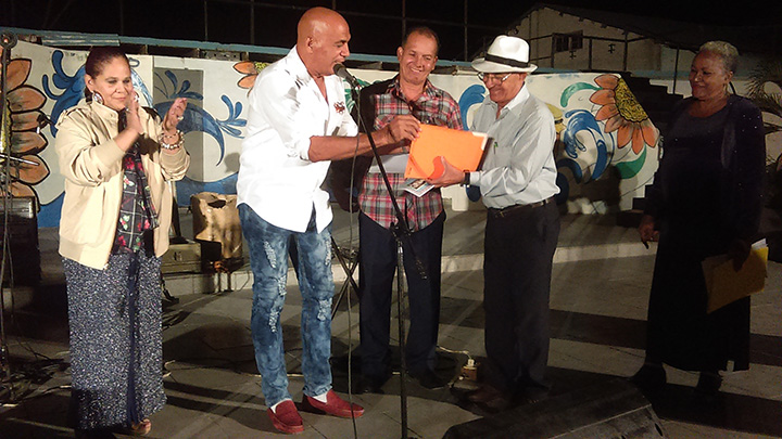 La asociación de amigos de la década en Camagüey entrega un reconocimiento al Vlub Jhon Lennon de Manzanillo // Foto Eliexer Peláez