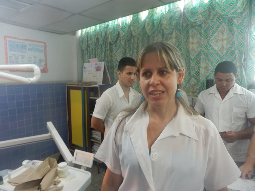 Doctora Annia Vázquez, jefa de cátedra de Estomatología de la clínica dental del hospital Celia Sánchez Manduley // Foto Lilian Salvat