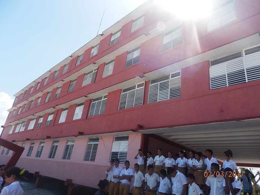 Escuela Secundaria Básica Urbana (ESBU) Carlos Cuello, del Reparto Caymari recibe una reparación capital // Foto Lilian Salvat