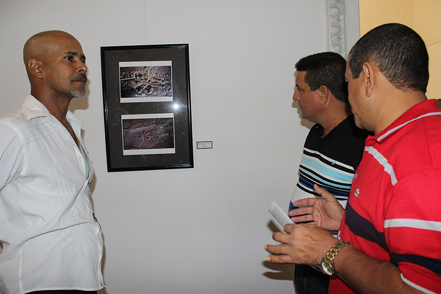 Pedro Guillermo intercambia con Calixto Santiesteban y Enrique Remón, máximos dirigentes del Partido y el Gobierno en el municipio, respectivamente // Foto Marlene Herrera