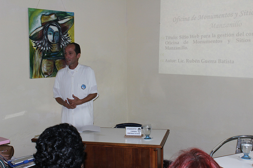 Rubén Guerra Batista, expone la ponencia Sitio web para la gestión del conocimiento de la oficina de monumentos y otros sitios históricos de Manzanillo // Foto Marlene Herrera