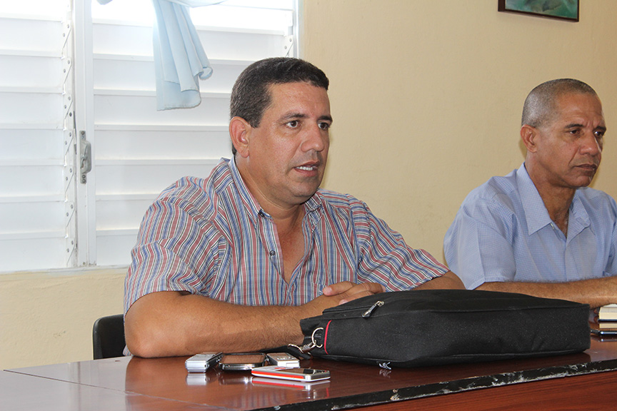 Calixto Santiesteban, primer secretario del PCC en Manzanillo explicó a lo periodistas los proyectos con vistas al 225 aniversario de la ciudad // Foto Marlene Herrera