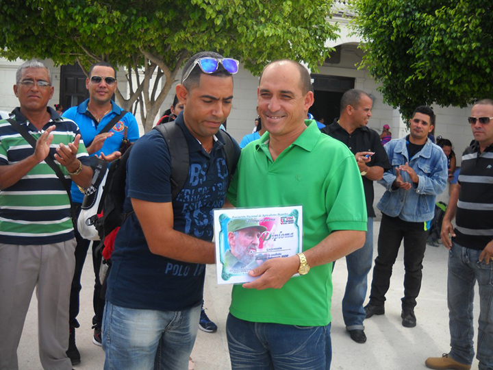 Carlos Manuel Gallardo, periodista de la televisión recibe el reconocimiento // Foto Lilian Salvat