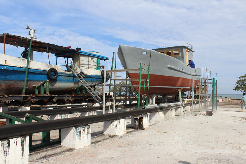 Reparación de barcos en el varadero de EPIGRAN // Foto Marlene Herrera