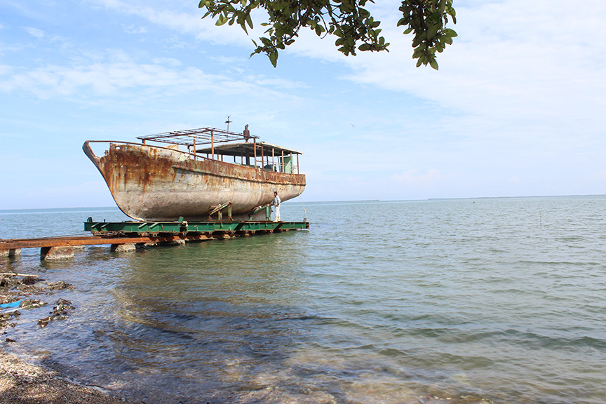 Preparan uno de los barcos para su reparación en varadero de EPIGRAN // Foto Marlene Herrera