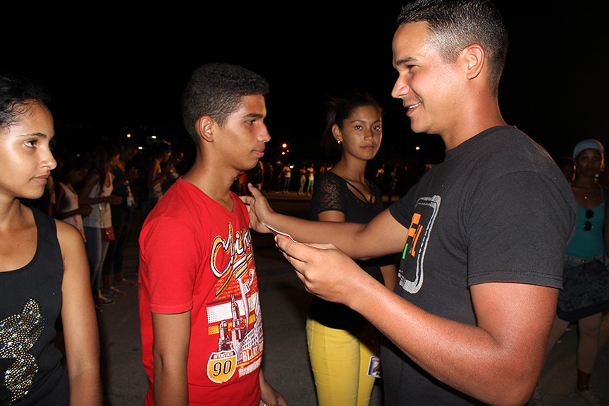 Jóvenes reciben el carné de la UJC de manos de los dirigentes juveniles // Foto Marlene Herrera