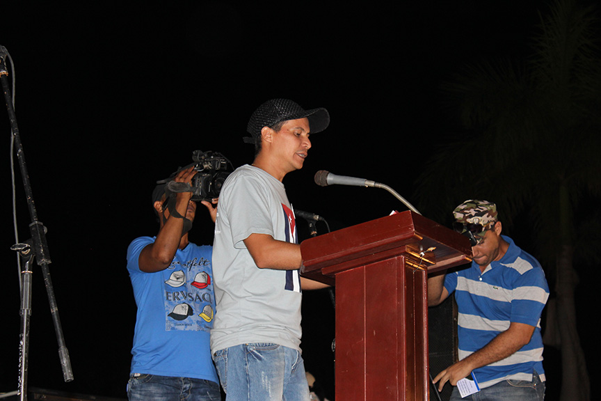 Reinier Beltrán, primer secretario de la UJC en Manzanillo dio la bienvenida a los jóvenes la Acampada antimperialista // Foto Marlene Herrera