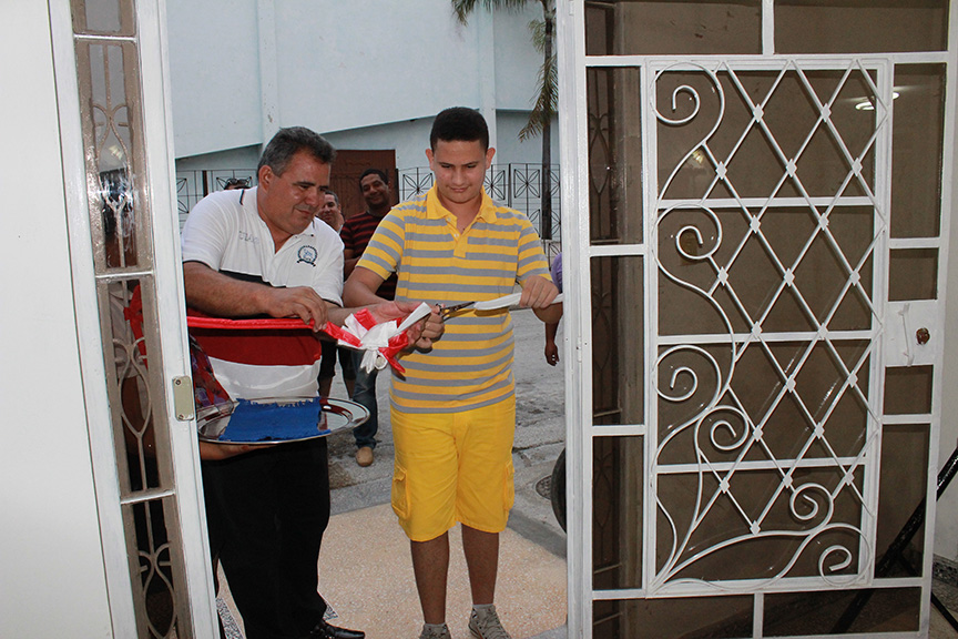 Juan Carlos Salgado y su hijo cortan la cinta para dejar inaugurada la Cafetería El Sueño // Foto Marlene Herrera