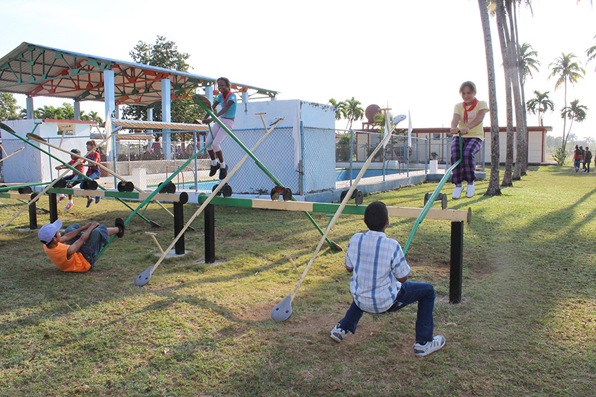 Los pioneros difutan de juegos en el Campoamento de Pioneros Qué siempre brille el Sol // Foto Marlene Herrera