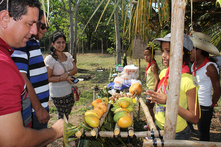 Calixto Santiesteban y Enrique Remón, máximos dirigentes del Partido y el Gobierno en el municipiocompartieron con los pioneros en la Campiña // Foto Marlene Herrera