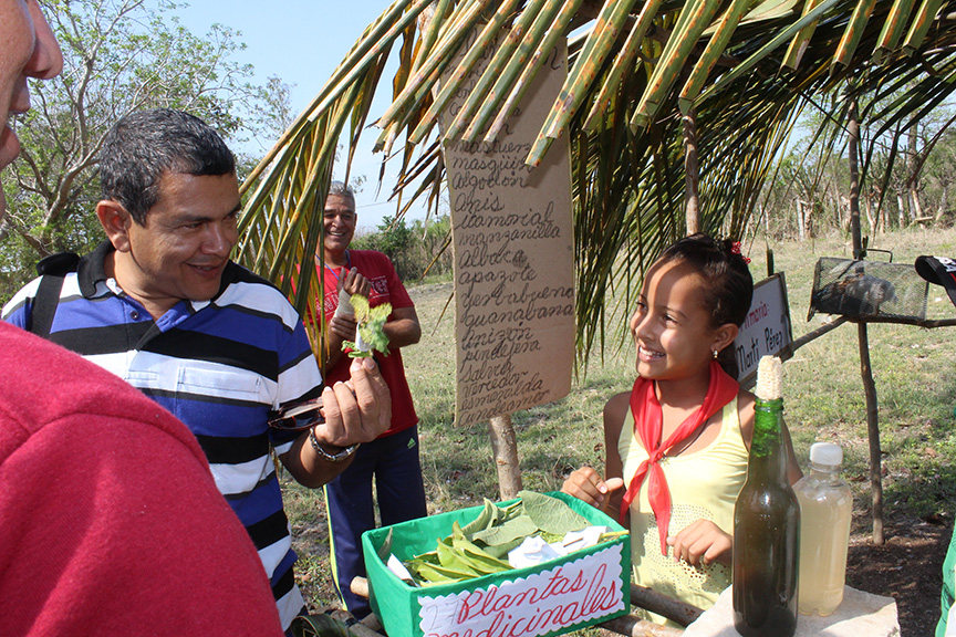 Calixto Santiesteban y Enrique Remón, máximos dirigentes del Partido y el Gobierno en el municipiocompartieron con los pioneros en la Campiña // Foto Marlene Herrera