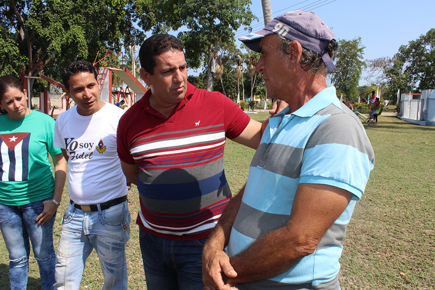 Calixto Santiesteban y Enrique Remón, máximos dirigentes del Partido y el Gobierno en el municipio felicitaron también a los trabajadores del Campamento de Pioneros // Foto Marlene Herrera