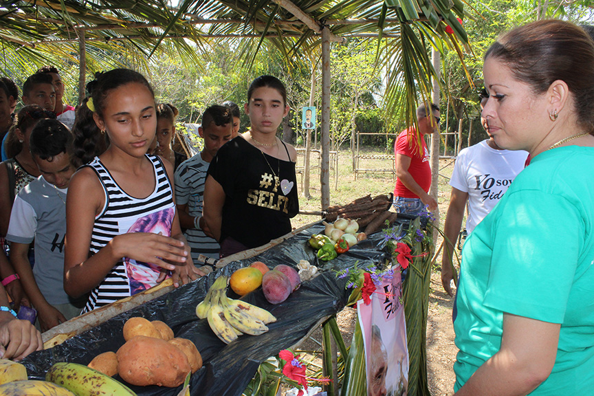 Daibel Riverón Pérez, miembro del buró provincial que atiende la esfera educacional compartió con los pioneros manzanilleros // Foto Marlene Herrera