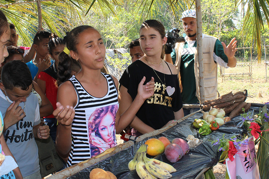 Una pionera dedicó una poesía a Fidel // Foto Marlene Herrera