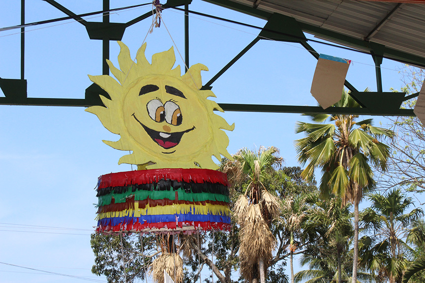 La piñata Qué siempre brille el Sol // Foto Marlene Herrera