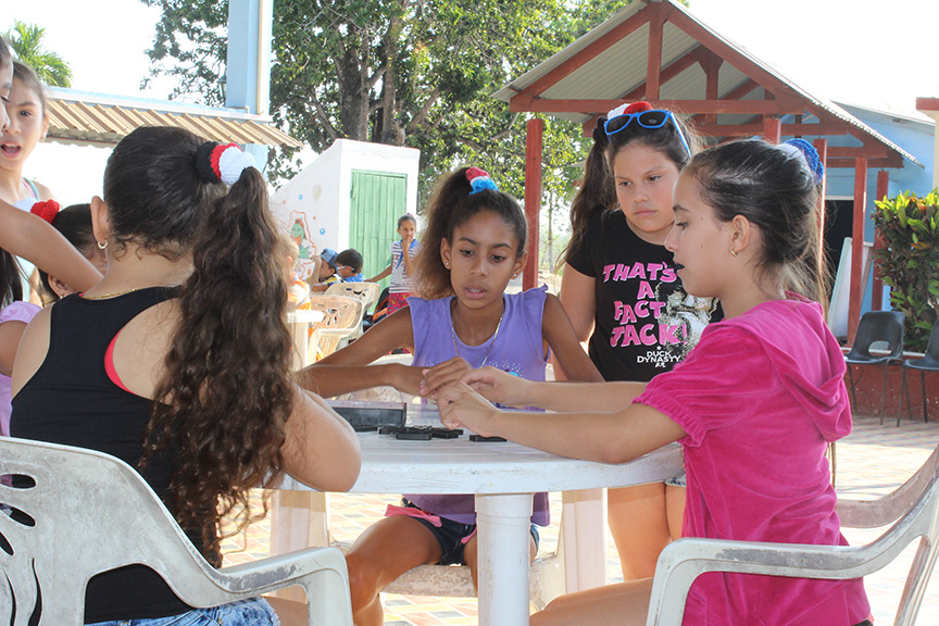 Las niñas también juegan al dominó // Foto Marlene Herrera