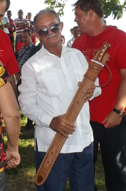 César muestra orgulloso la Réplica del machete mambí del Generalísimo Máximo Gómez a los visitantes al Museo La Demajagua // Foto Denia Rosales