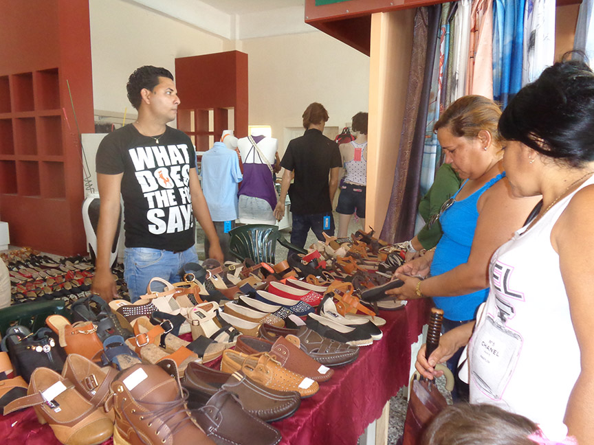 Venta de zapatos en Feria por el Día de la Madres // Foto Marlene Herrera