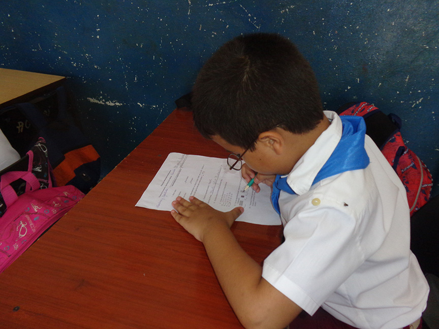 Los niños de primer grado resuelven ejercicios de cálculo matemático // Foto Marlene Herrera