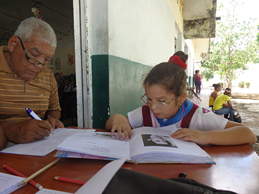 Un tribunal evalúa las respuestas al exámen escrito y escucha la lectura // Foto Marlene Herrera