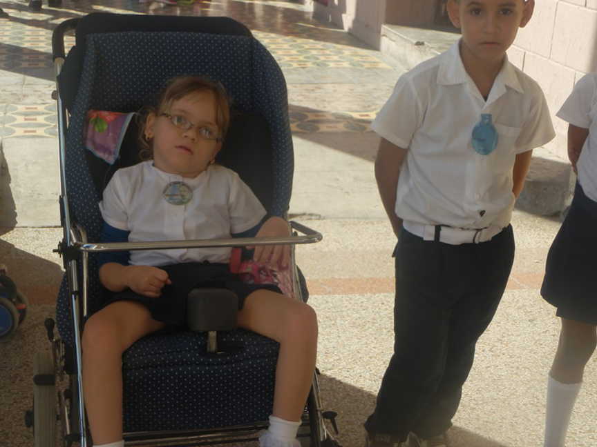 Isabela Lastres Lastres con una una Parálisis Cerebral Infantil (PCI) pertenece al círculo de interés Los defensores de la patria // Foto Lilian Salvat