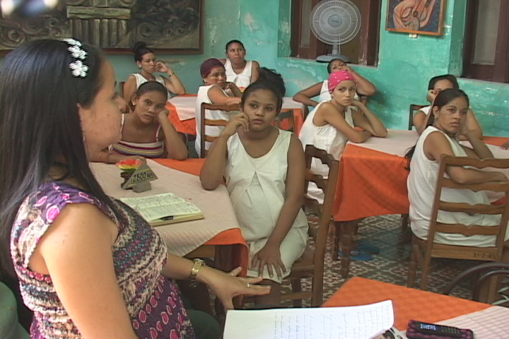 Nayris Pérez Pacheco, ideológica del secretariado de la Federación de Mujeres Cubanas (FMC) en el territorio intercambia con las embarazadas del Hogar Materno // Foto Golfovisión TV