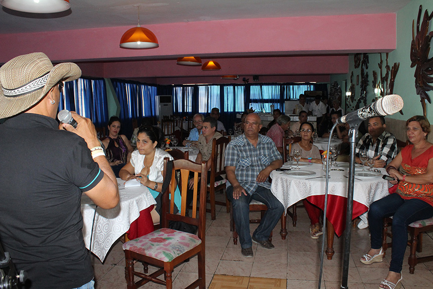 Ariel Alberto en gala clausura con los realizadores radiales // Foto Marlene Herrera