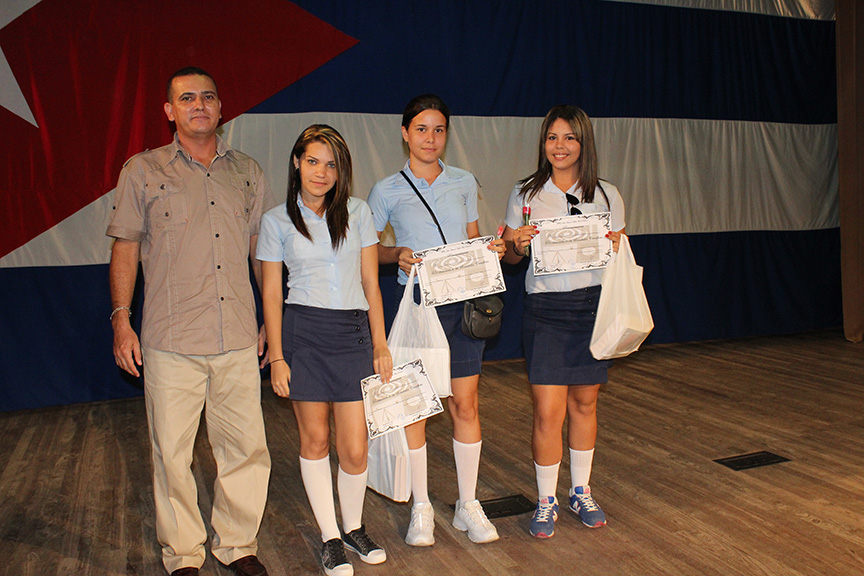 Lilian Núñez Espinosa,  Marta Acebal Sánchez y Claudett Casals Sánchez, mejores en Sociedades Científicas // Foto Marlene Herrera 