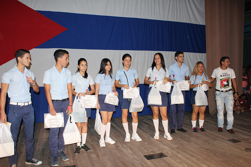 Estudiantes destacados en concursos de conocimientos // Foto Marlene Herrera 