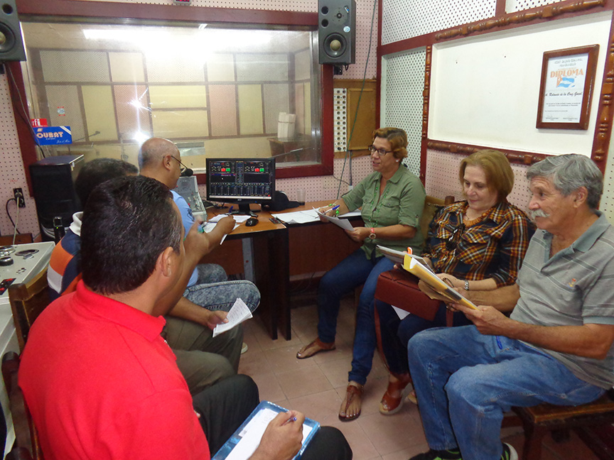 Mayra Batista Infante y Pedro Espronceda Figueredo, Rocles Figueroa Vega, Clara Fuerte Canales, Clemnete Tamayo Valerino y Héctor Reyna Matos, integran el jurado de esta edición // Foto Lilian Salvat