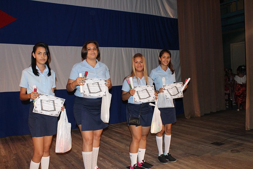 Ivonne Pujols Noriega, Claudia Boza de la Paz, Olga Lety Vila Santiesteban y Dayana Villegas Gómez, seleccionadas las integrales de cada uno de los cuatro grupos del doce grado// Foto Marlene Herrera