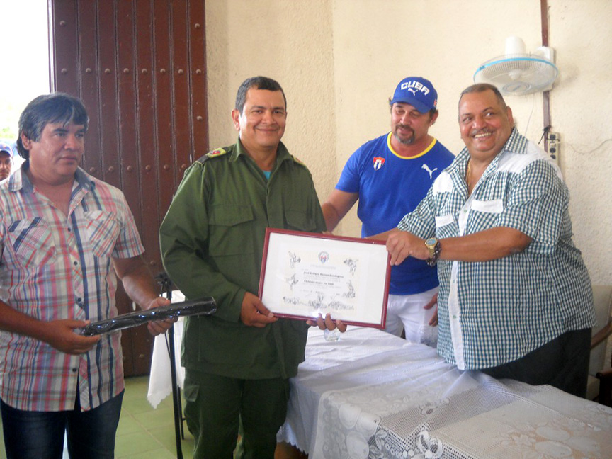 José Enrique Remón Domínguez, presidente del Gobierno manzanillero recibió de manos del entrenador Veitía Valdivié el ascenso a cinturón negro y primer dan // Foto Lilian Salvat