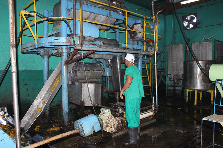 “Recientemente se recuperó una máquina que permite refinar aun más las pulpas de frutas que se procesan, así se eleva la calidad // Foto Marlene Herrera