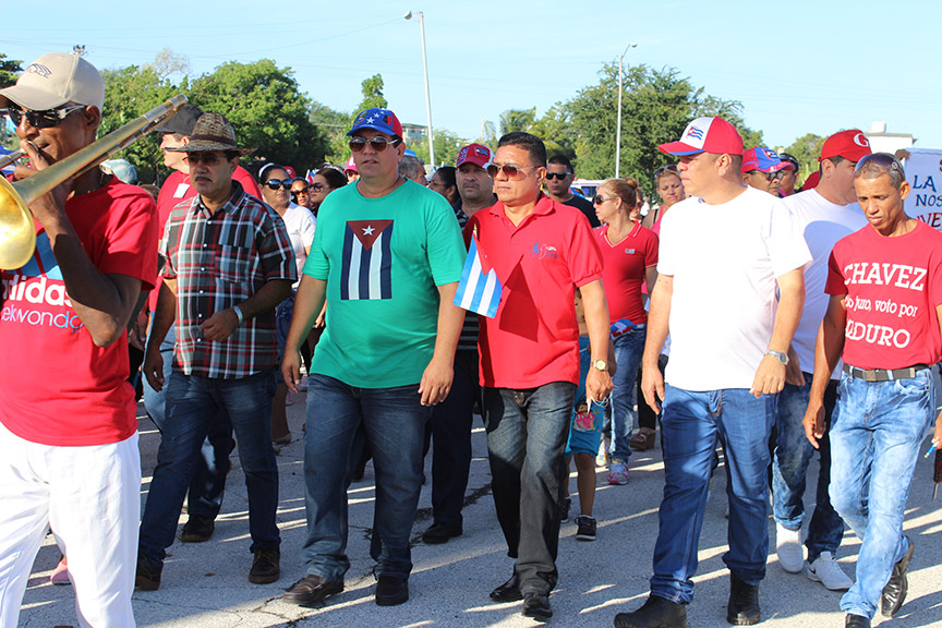 Calixto Santiesteban, secretario del PCC en Manzanillo, junto a otros dirigentes encabezó el desfile // Foto Marlene Herrera