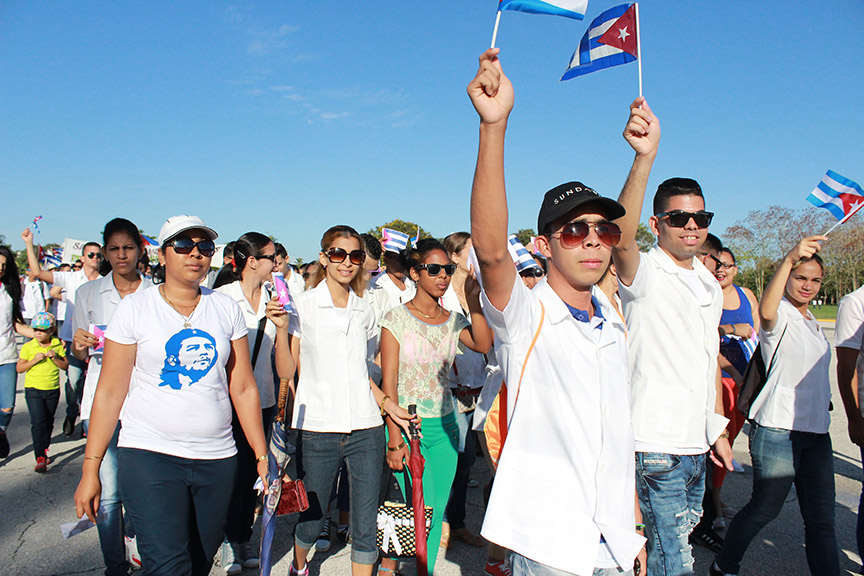 Jóvenes desfilas el Primero de Mayo // Foto Marlene Herrera